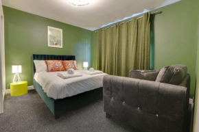 #Upmarket, Exceptional 4 bed house, with free parking, close to KFc McDonald and supermarkets